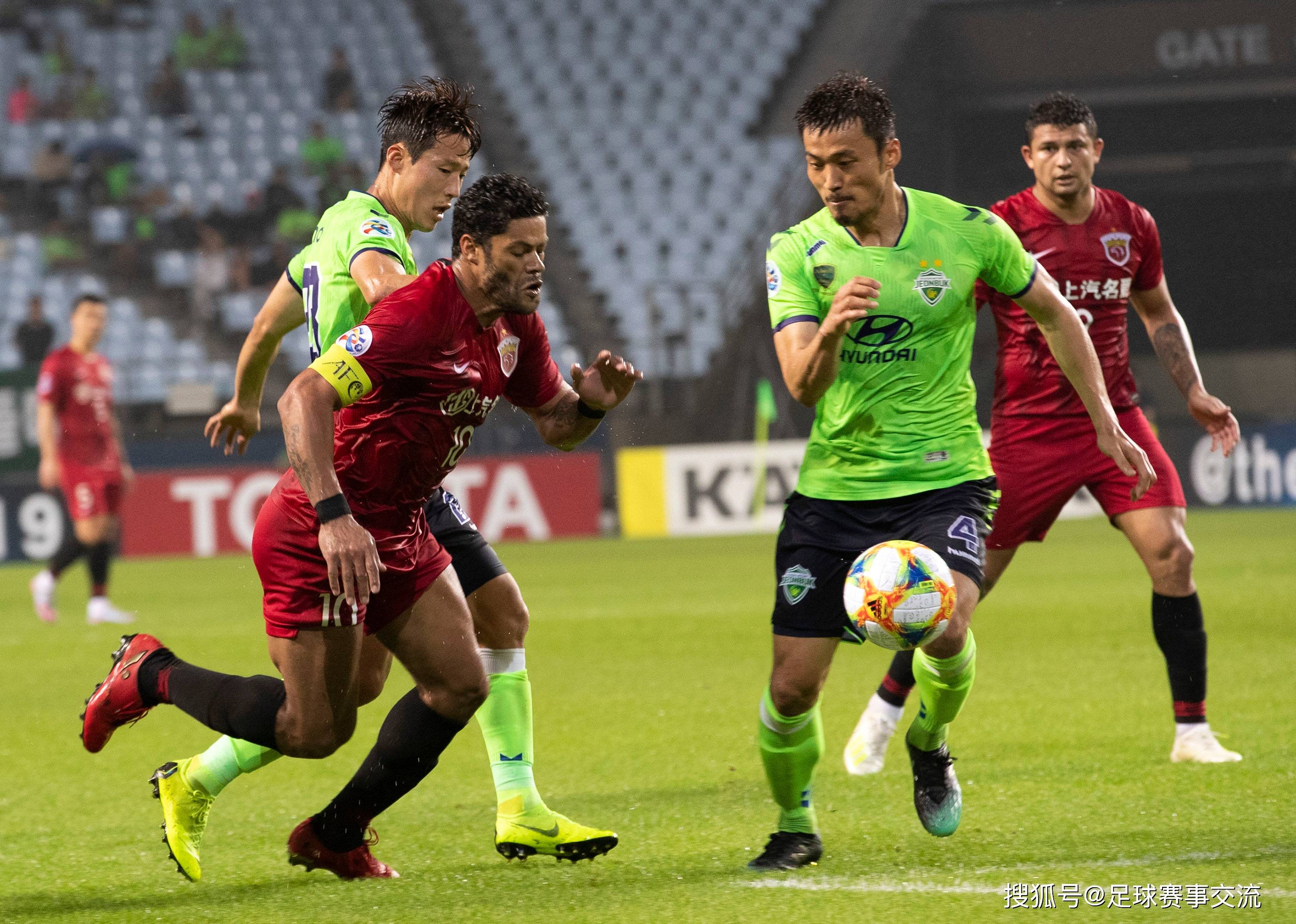 精彩足球比赛引领热潮,球员拼搏奋斗 精彩足球比赛引领热潮,球员拼搏奋斗