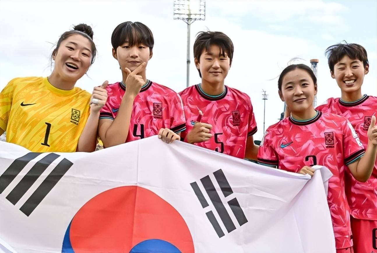 爱体育-阿曼女足队员团结合作，赢得喝彩