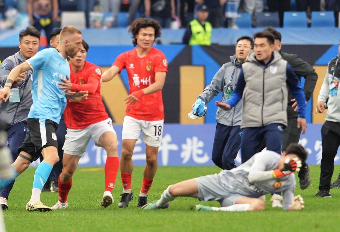 大连人主场惨遭对手横扫,执手输球 大连人主场惨遭对手横扫,执手输球