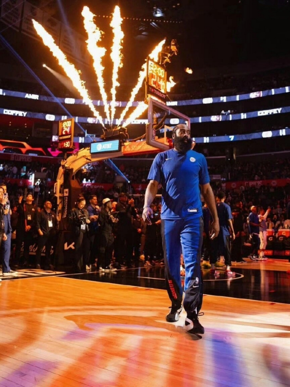 步行者队战胜快船队,保持连胜态势 步行者队战胜快船队,保持连胜态势