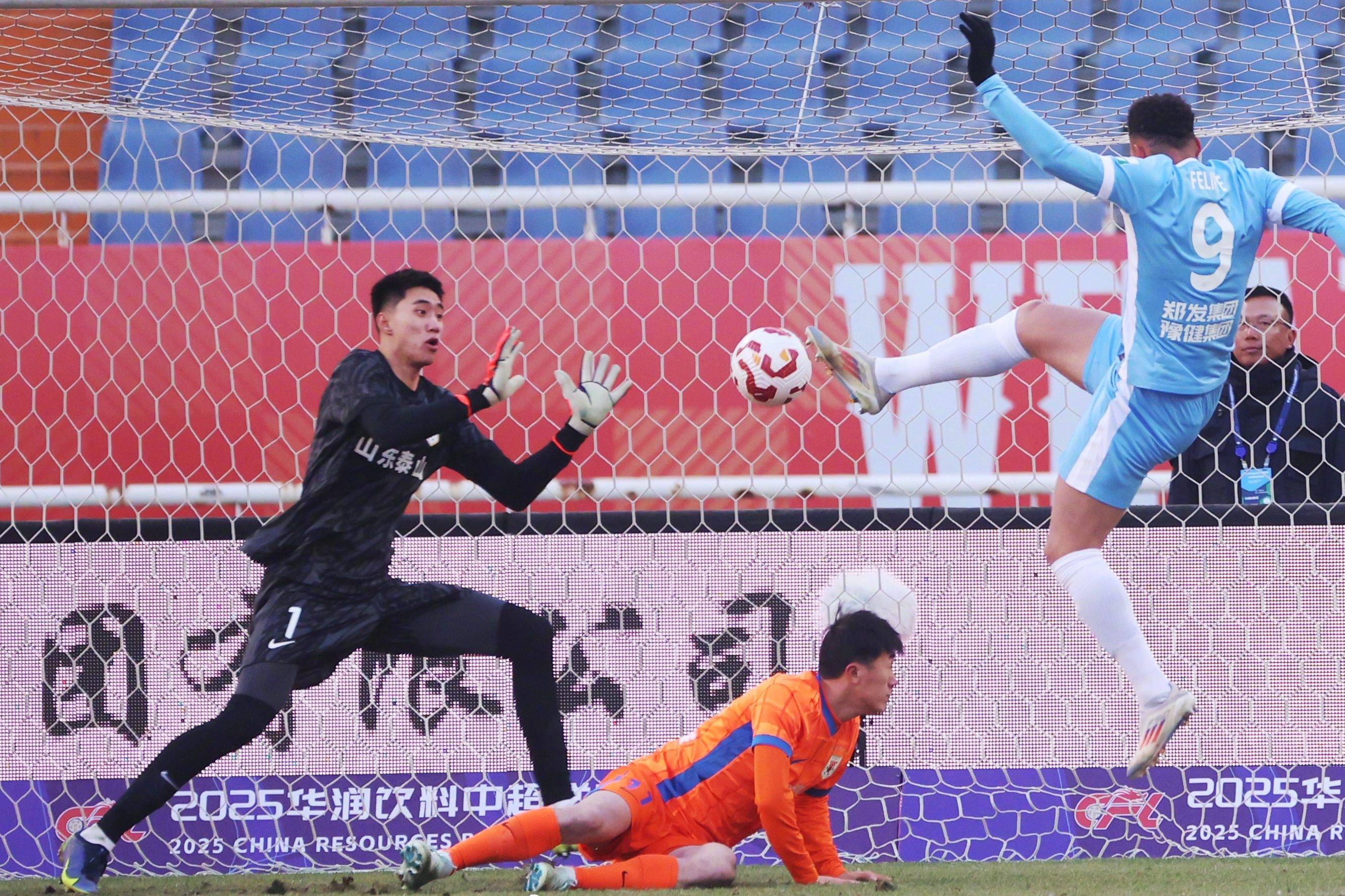 射手梅开二度，助球队取得胜利