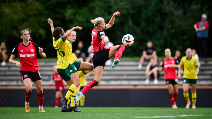 爱体育官方网站-比赛如火如荼,女足球员展现顽强意志