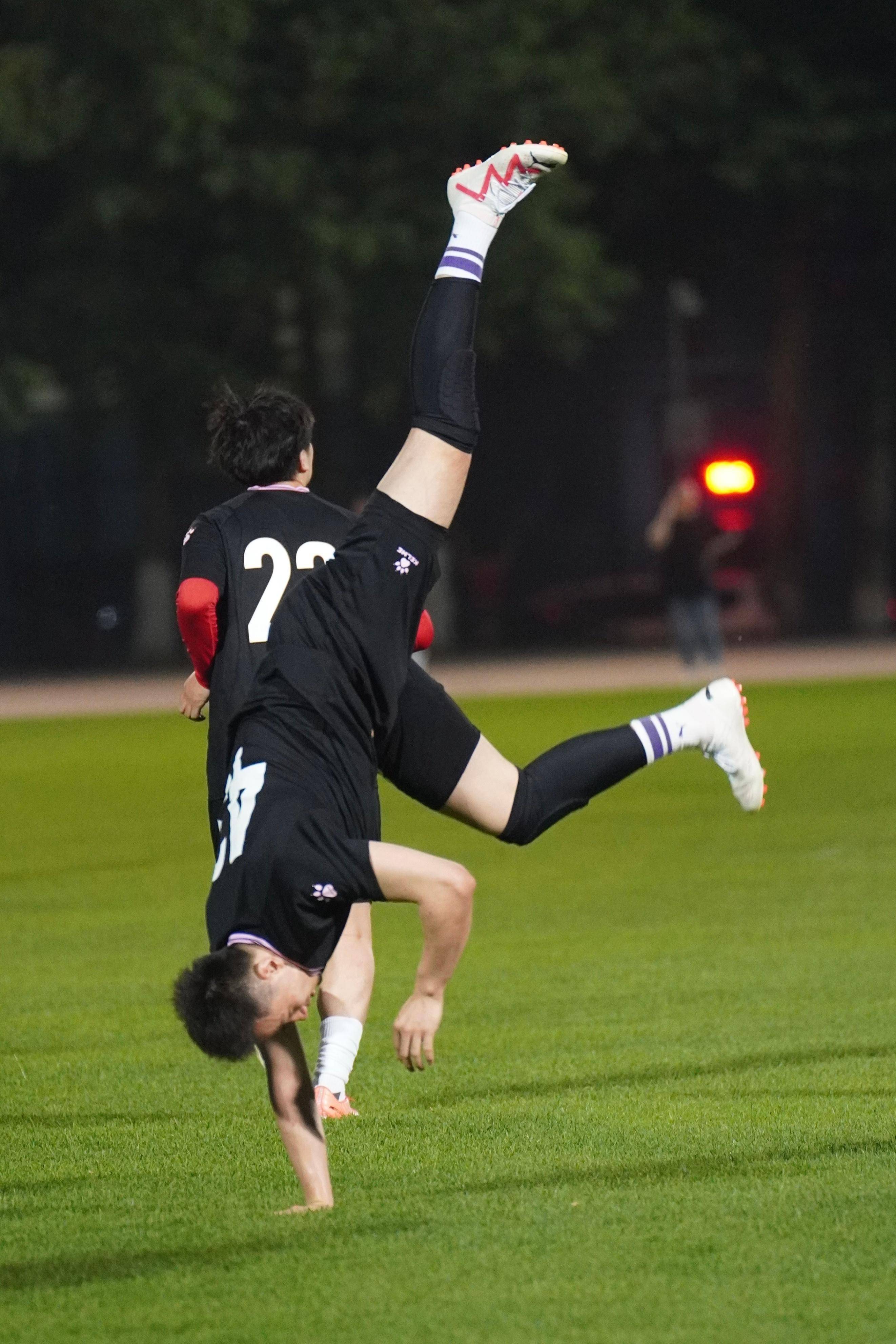 爱体育官网-足球巨星助攻队友破门,完美合作