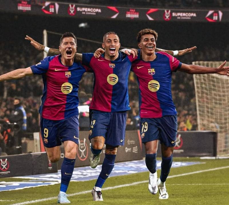 欧洲联赛冠军诞生,球队庆祝洋溢欢乐 欧洲联赛冠军诞生,球队庆祝洋溢欢乐