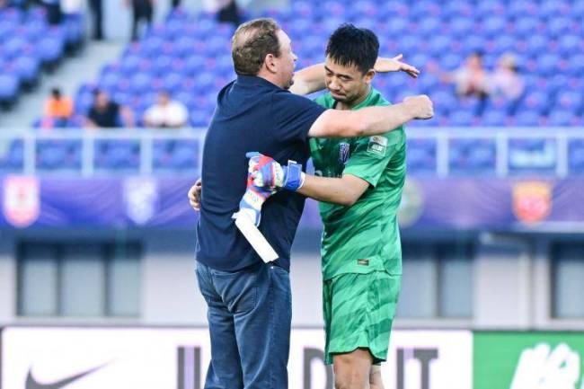 申花备战下轮比赛,教练组展开战术布置 申花备战下轮比赛,教练组展开战术布置