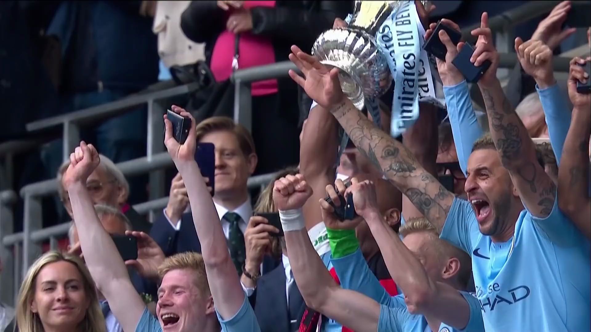 曼城客场不敌沃特福德,遭遇意外失利 曼城客场不敌沃特福德,遭遇意外失利