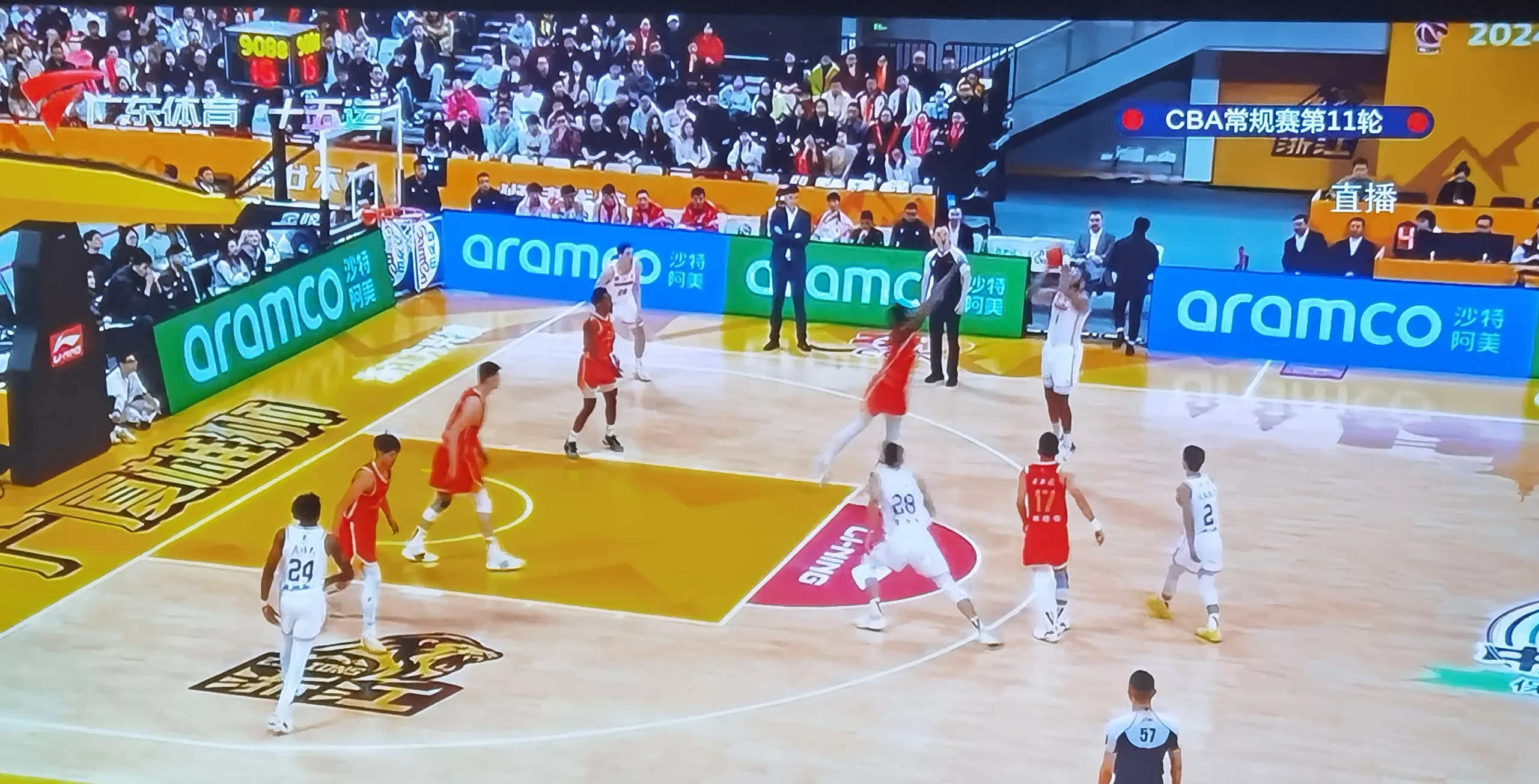 爱体育-赛事节奏快速,球员们挥洒汗水奋战