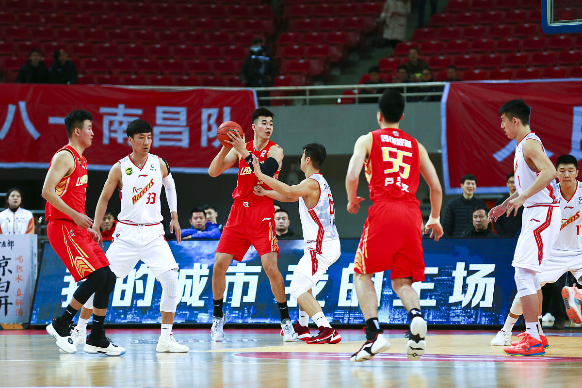 CBA比赛中球员们展现出了拼搏精神