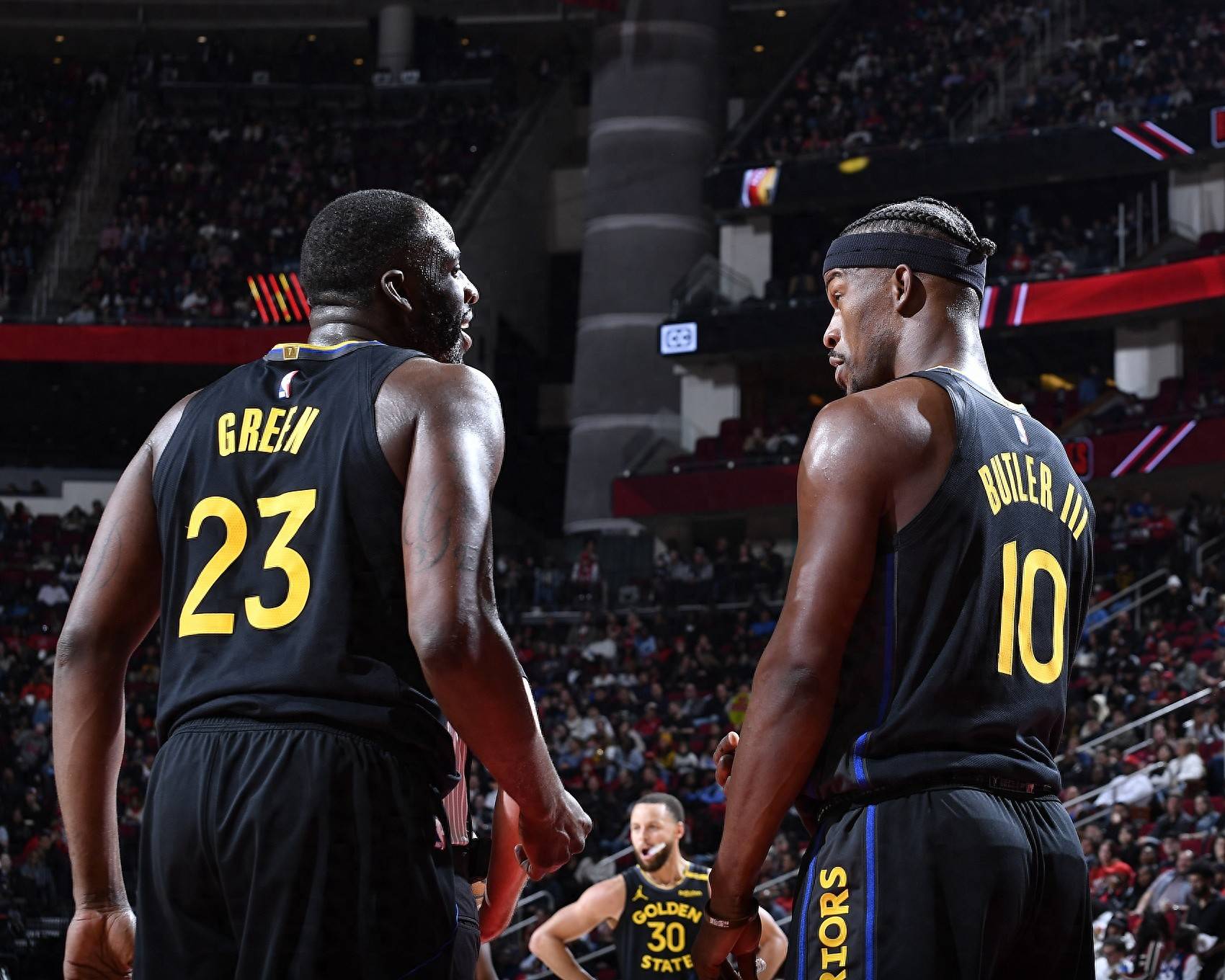 勇士险胜老鹰,库里38分力保横扫胜利 勇士险胜老鹰,库里38分力保横扫胜利