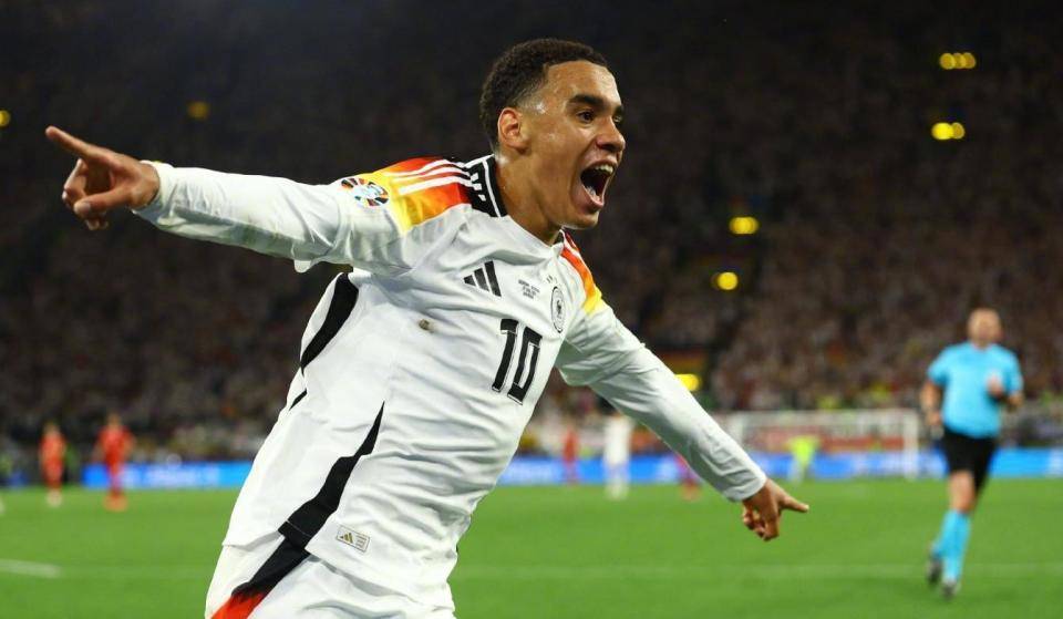 荷兰遗憾告别欧洲杯,球员脸上写满失望 荷兰遗憾告别欧洲杯,球员脸上写满失望