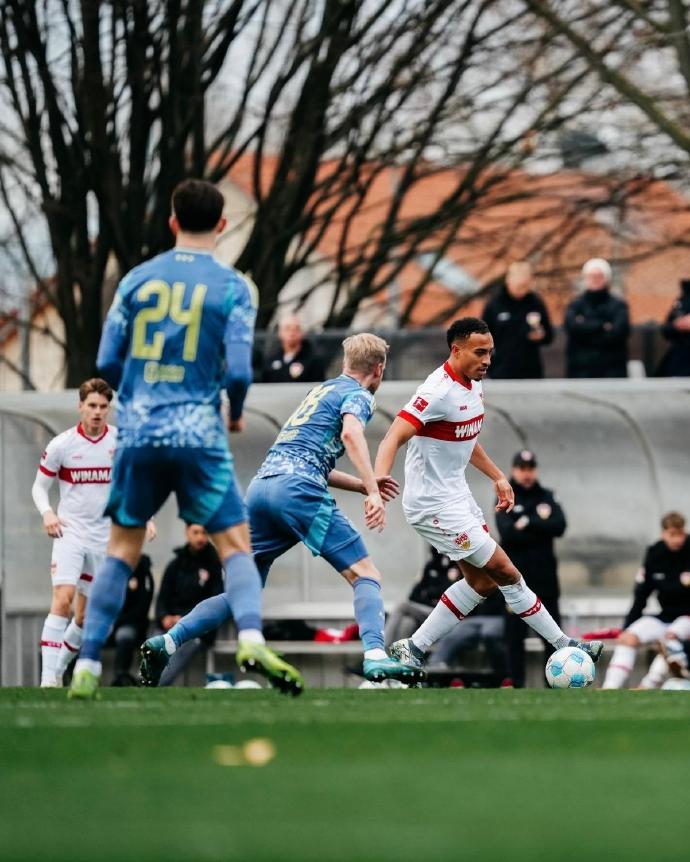 阿贾克斯双星联袂爆发，帮助球队夺冠