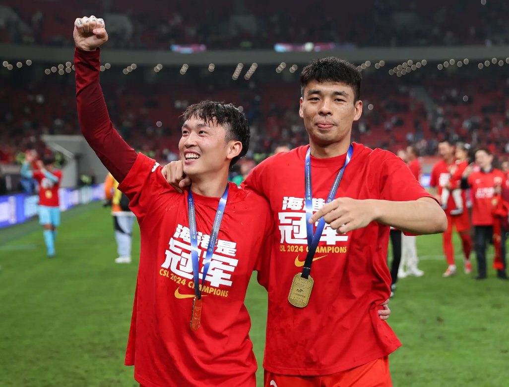 爱体育官网-球员们团结一心，全力以赴展现出顽强斗志