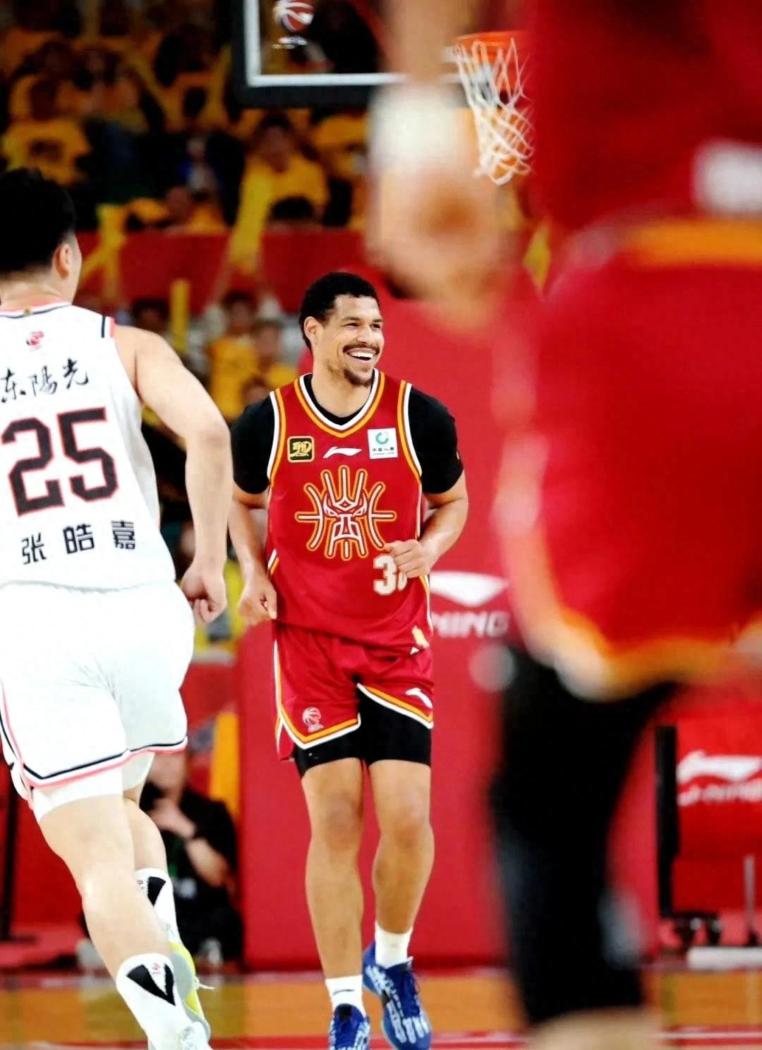 爱体育-英雄崛起,广东队后卫在比赛中抢尽风头