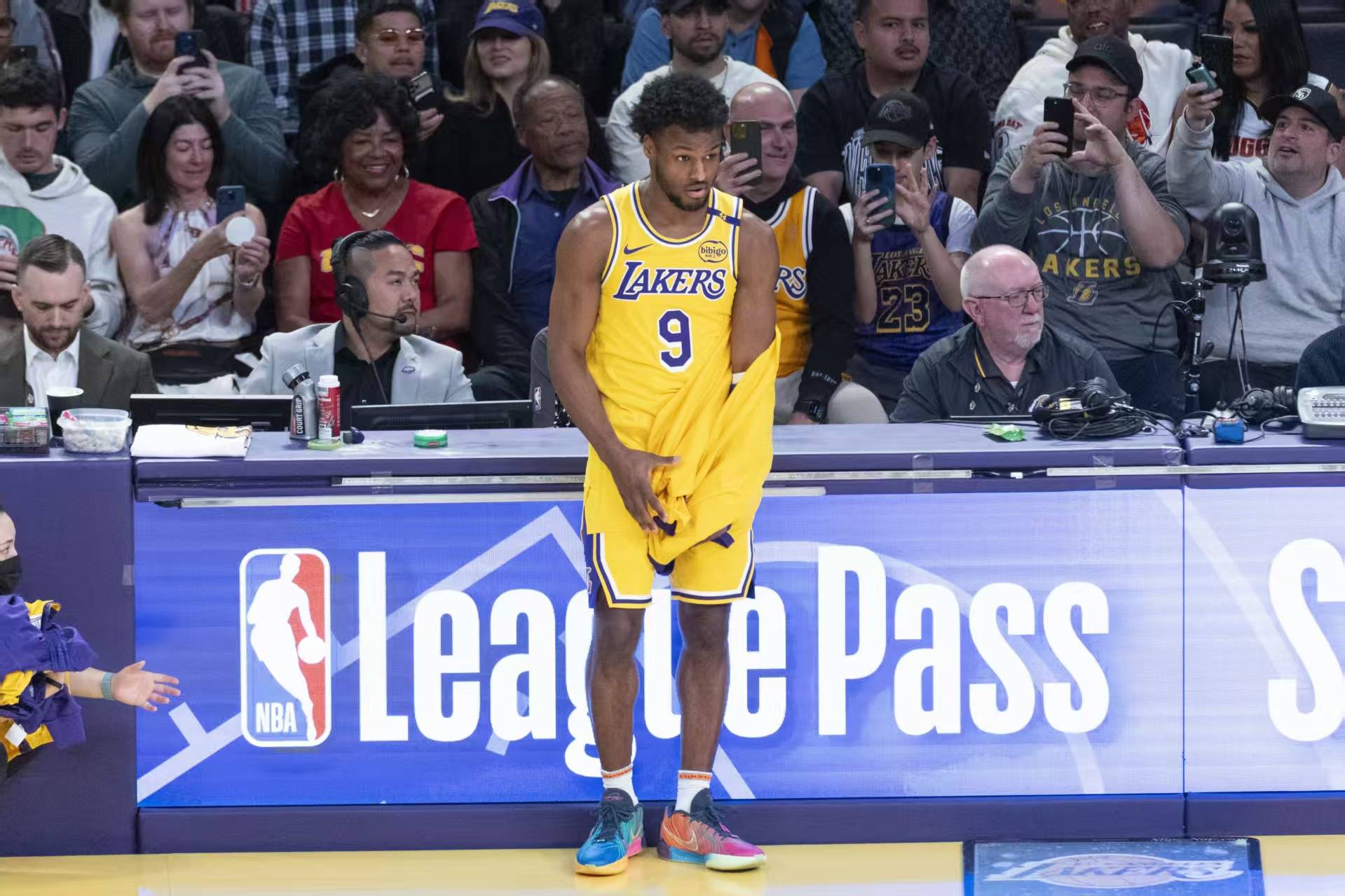 爱体育-雄鹿连胜被终结,对手实力强劲毫发无伤