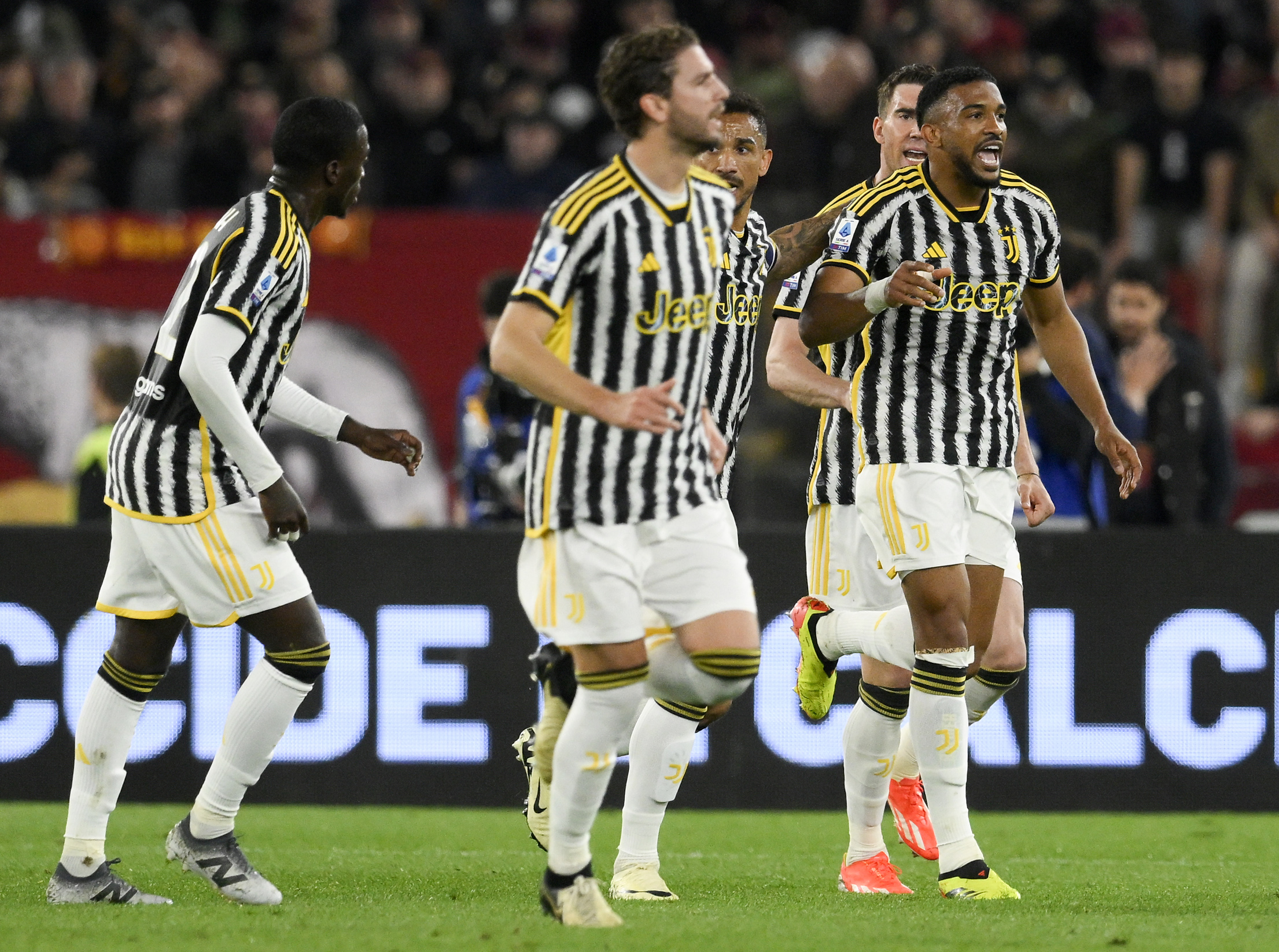 爱体育官网-AC米兰客场被热那亚逼平,伊布头槌救主