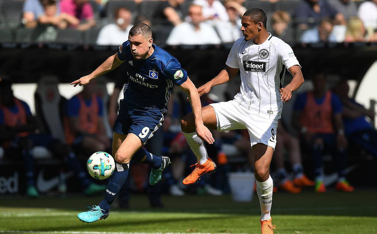 AC米兰客场被热那亚逼平,伊布头槌救主 AC米兰客场被热那亚逼平,伊布头槌救主