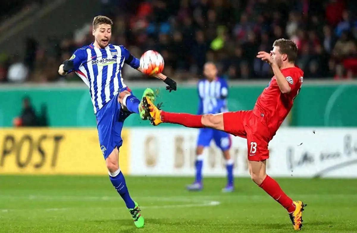 沙尔克04主帅新科上任后,球队士气大振 沙尔克04主帅新科上任后,球队士气大振