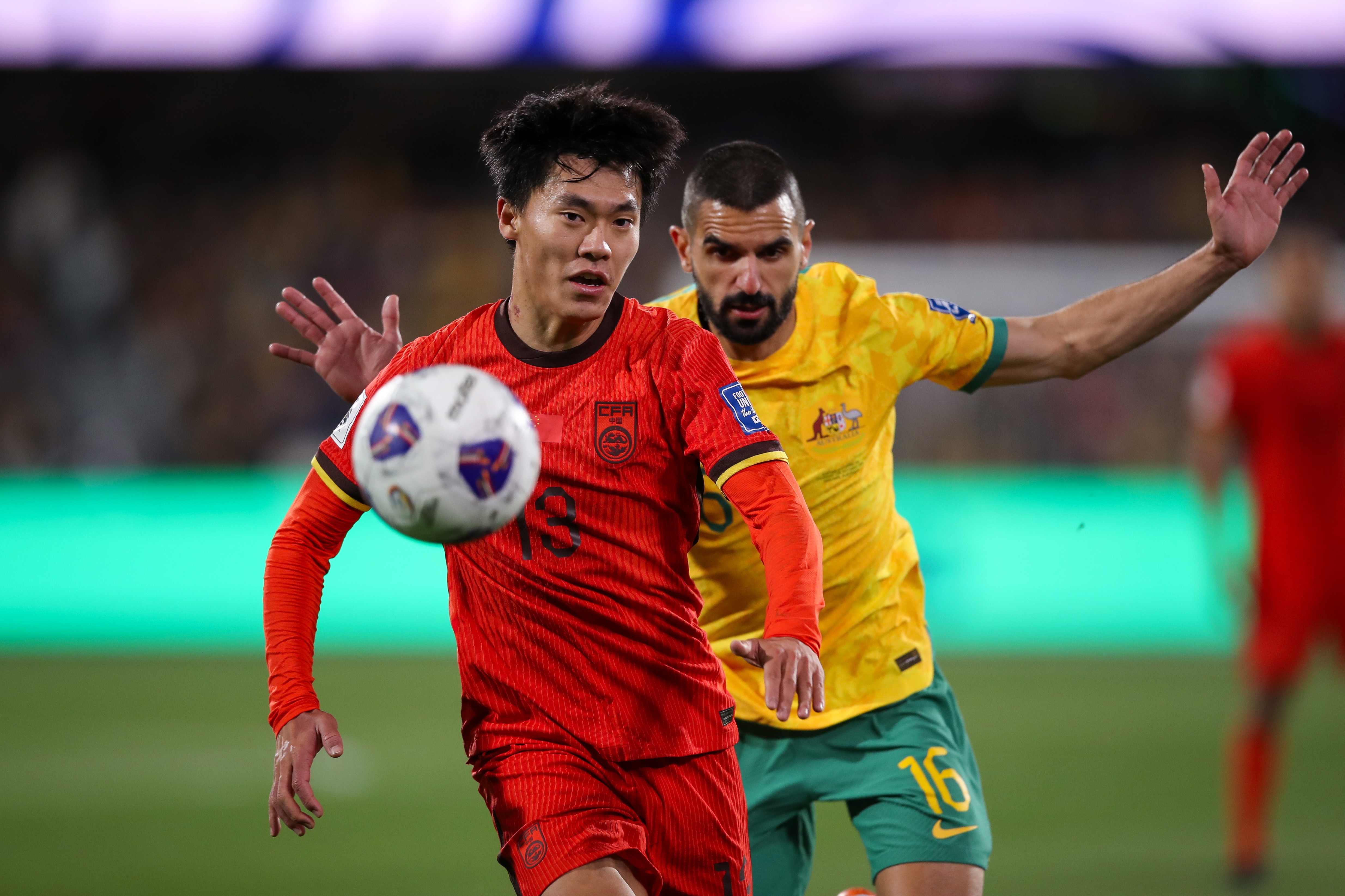 爱体育官方网站-激战正酣,足球巨星斗志昂扬