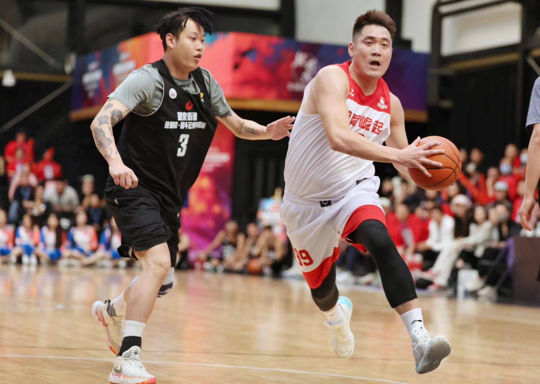 爱体育-篮球赛场热火朝天，球队实力展现无比