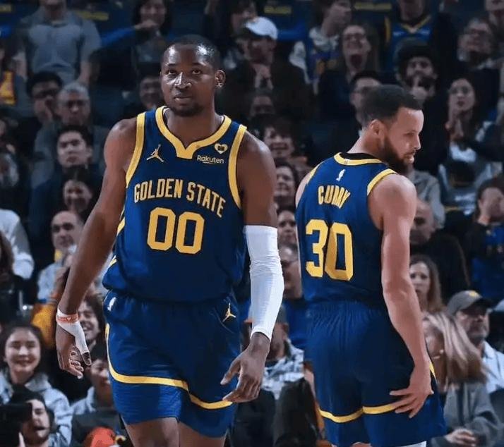 篮球赛场热火朝天，球队实力展现无比