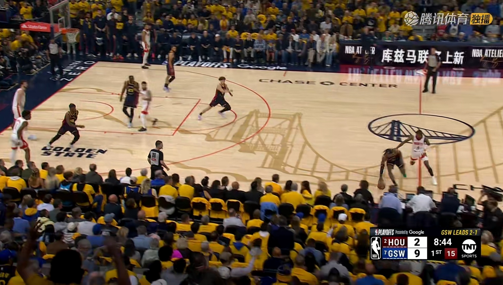 爱体育官方网站-艺术篮球场上的较量，每一次进攻都是最完美的表现