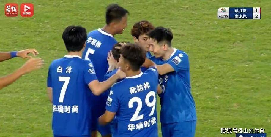 激战正酣！两支传统球队展开激烈比拼