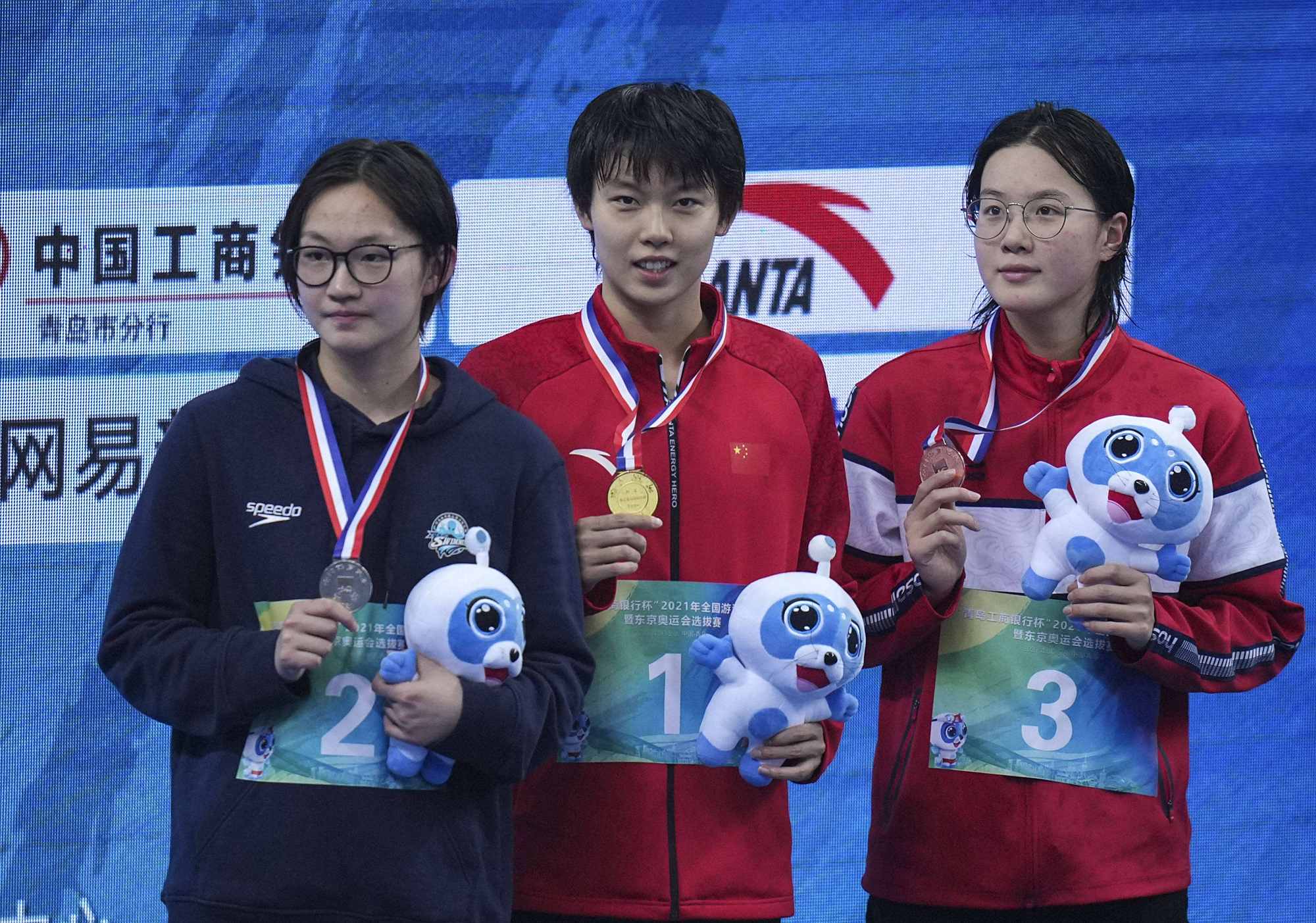 罗马尼亚代表冲破重围,登上领奖台 罗马尼亚代表冲破重围,登上领奖台