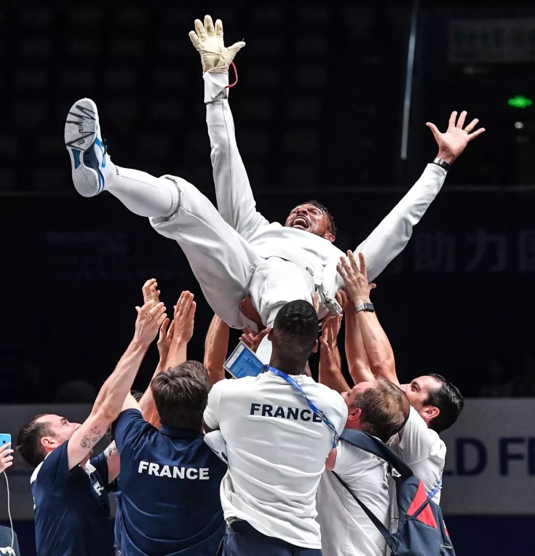 爱体育-意大利击剑选手技压群雄,斩获银牌