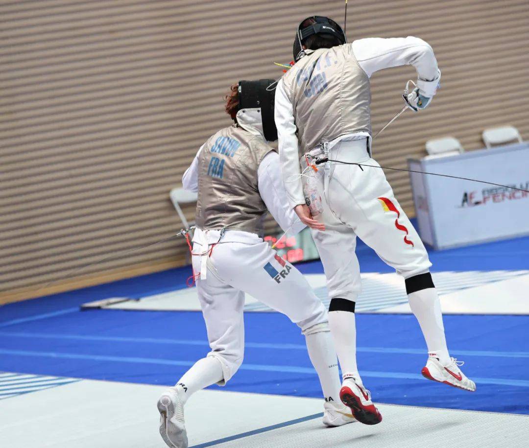 意大利击剑选手技压群雄,斩获银牌 意大利击剑选手技压群雄,斩获银牌