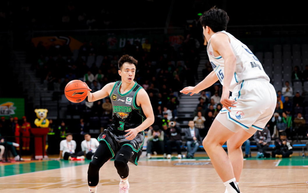 广州男篮主场险胜海南,保持不败纪录! 广州男篮主场险胜海南,保持不败纪录!