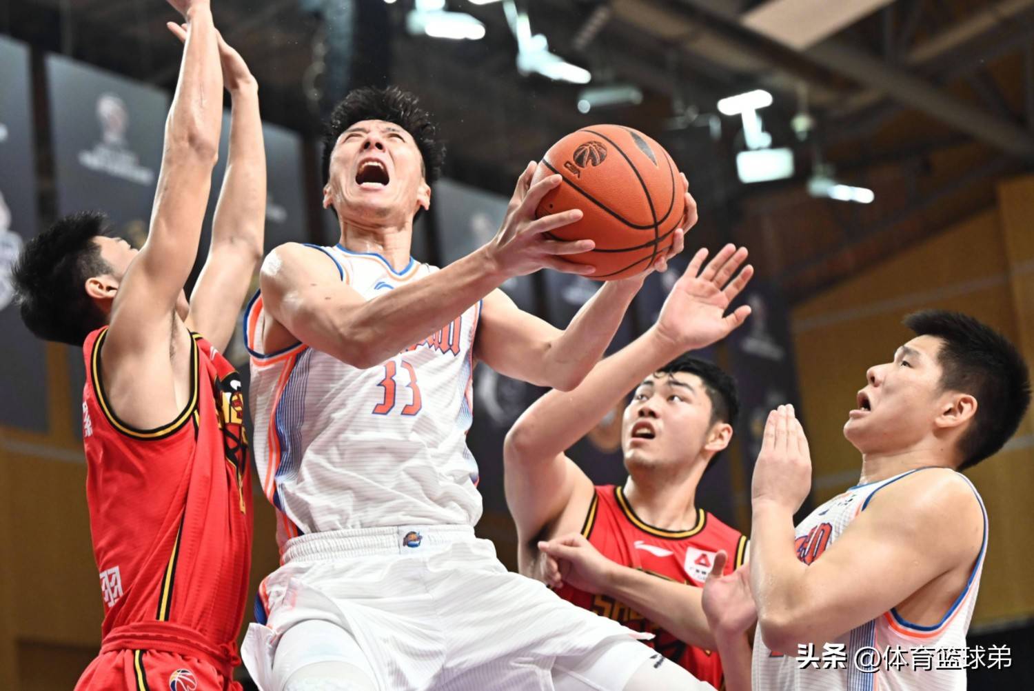 爱体育官方网站-北京队惜败于四川男篮，遭遇两连败