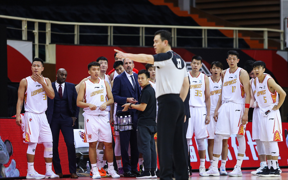 爱体育-申鑫对阵富力：强强对话，势均力敌争夺胜利