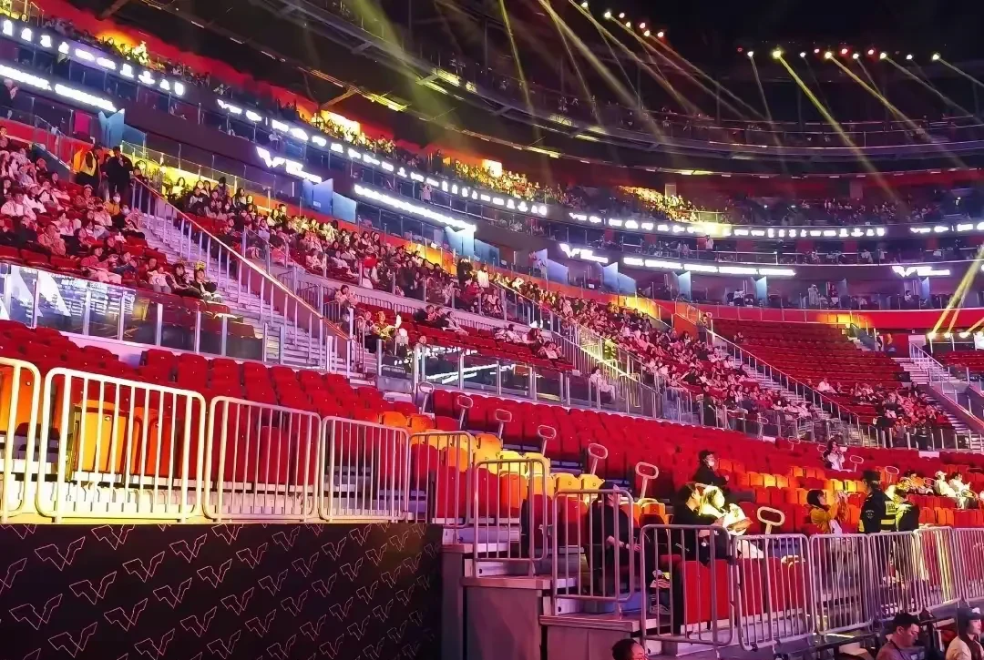 比赛现场气氛火爆,观众热情高涨欢呼不断 比赛现场气氛火爆,观众热情高涨欢呼不断