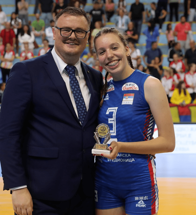 爱体育-塞尔维亚选手勇夺第五,激情拥抱