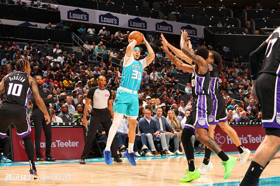 太阳客场大胜黄蜂,布克三分球连连命中 太阳客场大胜黄蜂,布克三分球连连命中