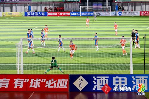 体育赛场燃情激战：双方强队角逐谁主沉浮