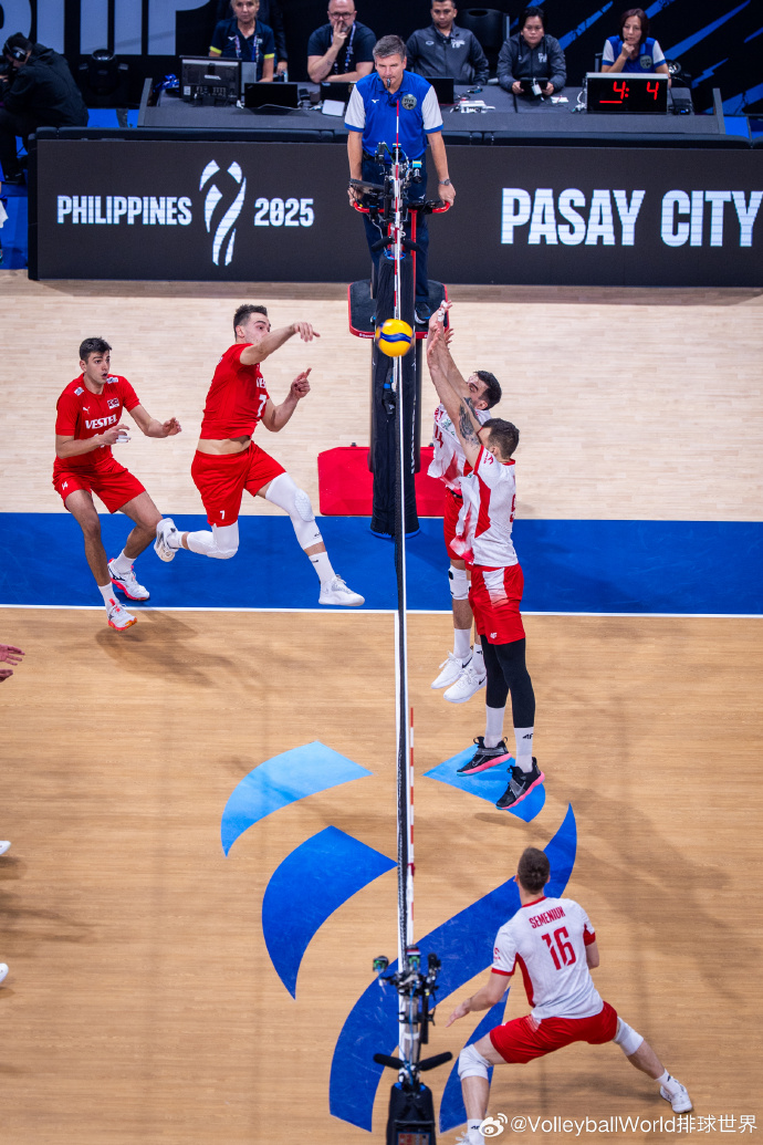 波兰队在男子排球比赛中大获全胜 波兰队在男子排球比赛中大获全胜