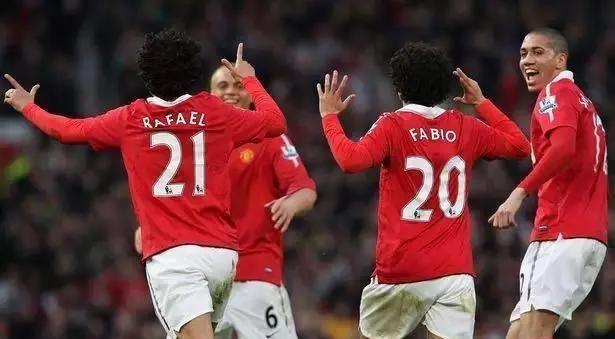 西汉姆联捧杯庆祝,重回胜利轨道 西汉姆联捧杯庆祝,重回胜利轨道